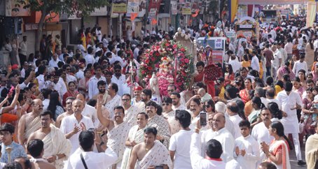 श्रमण भगवान महावीर स्वामी के जयकारों से गूंज उठी लेकसिटी, शोभायात्रा में गूंजे त्रिशला नंदन भगवान महावीर के जयकारे