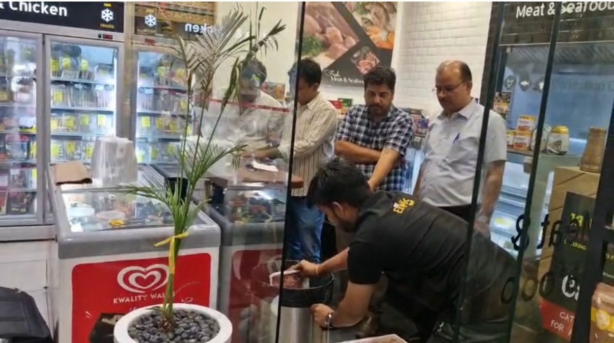 मिलावट के खिलाफ ​अभियान : राजापार्क में एग्जॉटिक मार्ट पर कार्रवाई