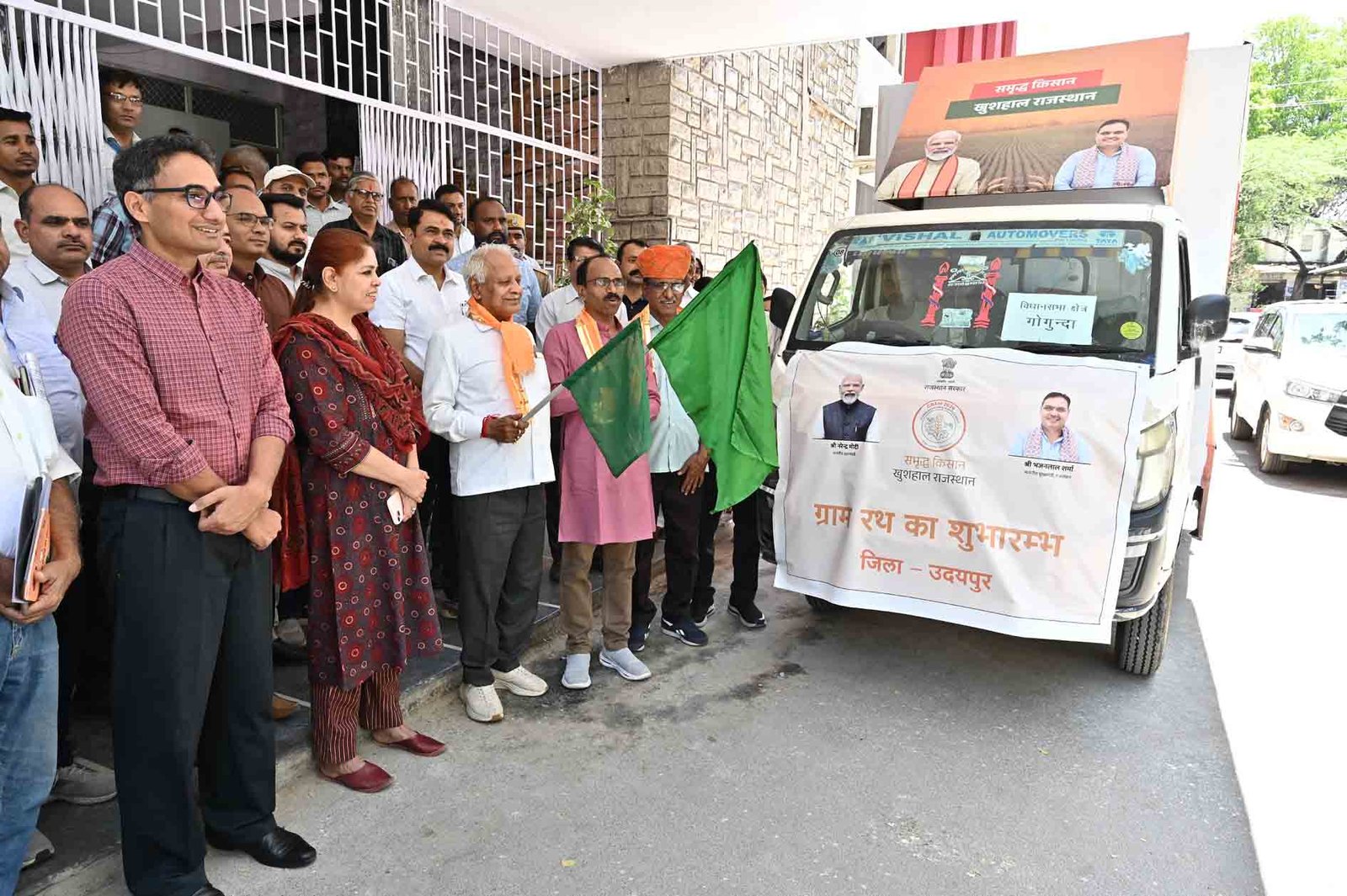 उदयपुर में सांसद, विधायक ने दिखाई हरी झण्डी दिखा शुरू किया ग्राम रथ अभियान