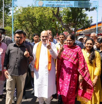 केन्द्रीय गृह एवं सहकारिता मंत्री अमित शाह ने गुजरात में चल रहे नगर निकाय चुनावों के तहत अहमदाबाद नगर निगम (AMC) चुनाव में अपना वोट डाला