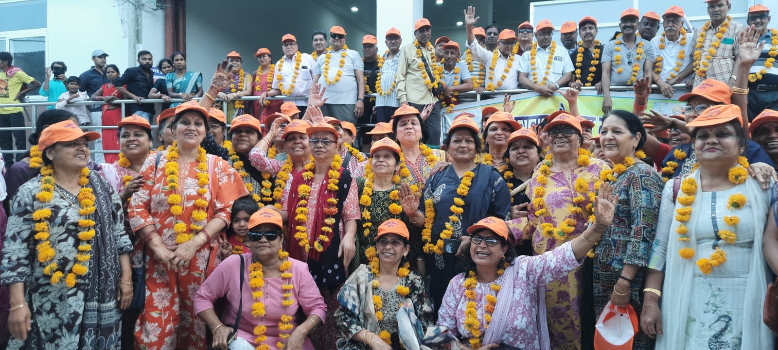 अग्रवाल वैष्णव समाज का दल चुनरी महोत्सव के लिए वृन्दावन रवाना