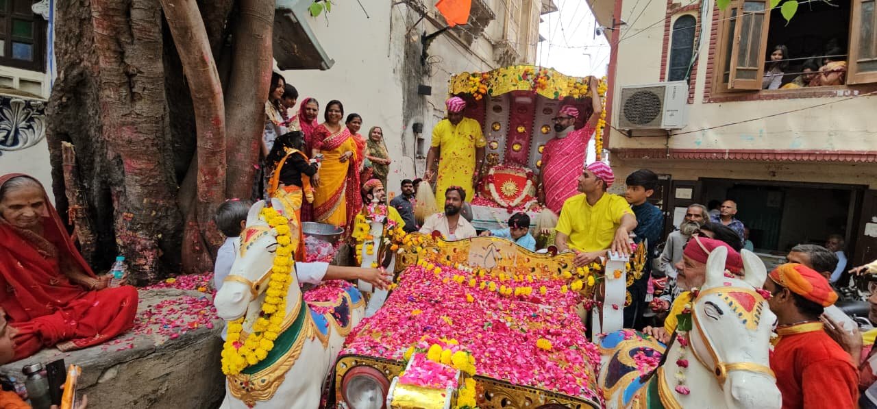 मंशापूर्ण हनुमान जन्मोत्सव पर 1111 मीटर लंबी पाग पर ‘बालक राम’ ने की पुष्पवर्षा