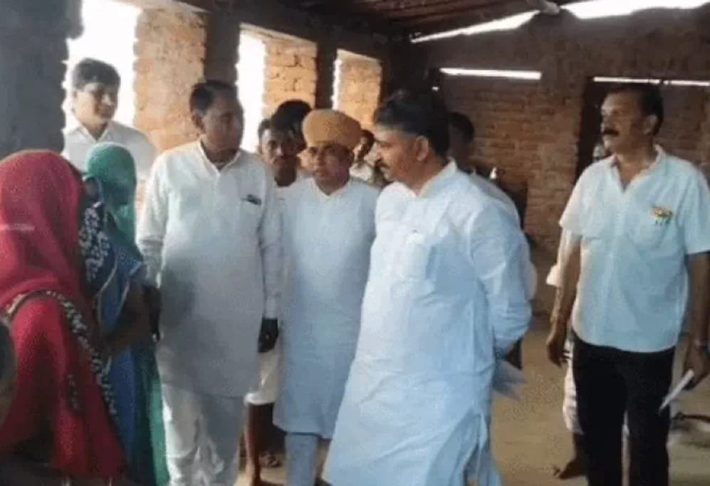 लालपुरा पहुंचे नेता प्रतिपक्ष जूली, 5 बच्चों की मौत पर भडके