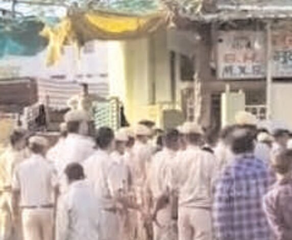 कृषि मंडी में चला बुलडोजर, हटाया अतिक्रमण