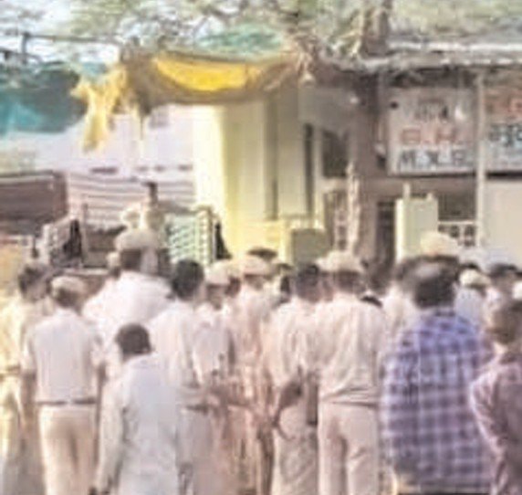 कृषि मंडी में चला बुलडोजर, हटाया अतिक्रमण