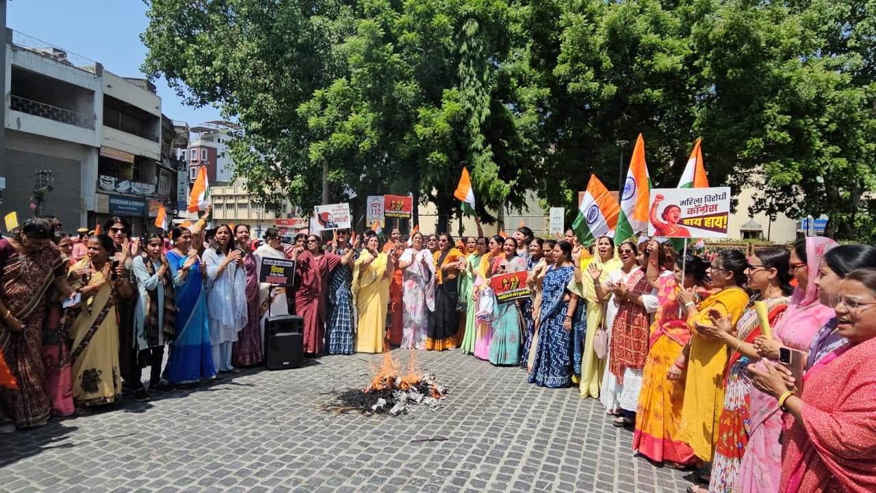 महिलाओं ने निकाली जन आक्रोश महिला पदयात्रा