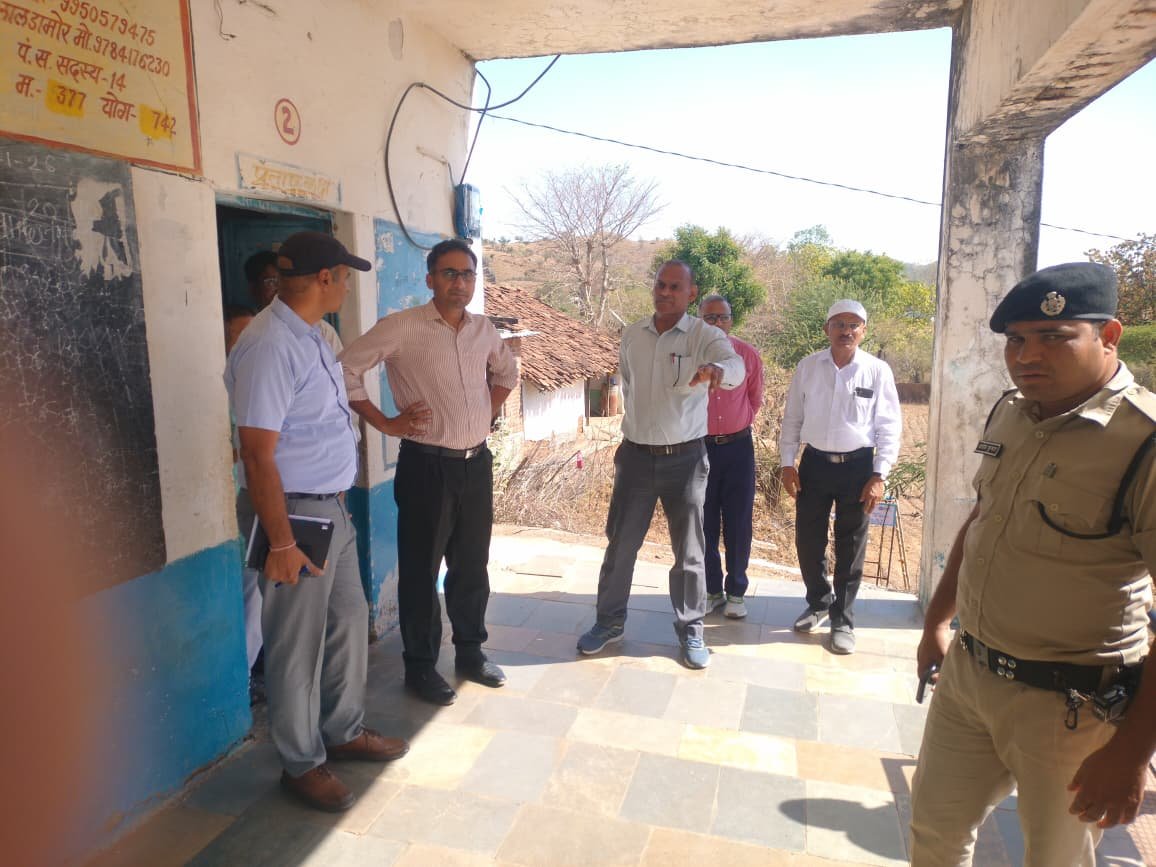 उदयपुर कलेक्टर ने किया खेरवाड़ा के स्कूल, अस्पताल, बांध, पंचायत कार्यालय का निरीक्षण