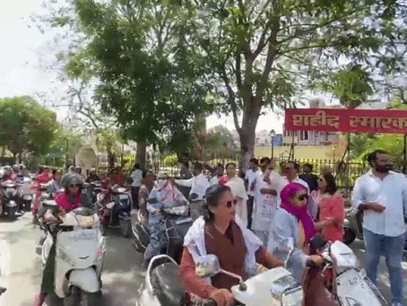 उदयपुर में नारी शक्ति वंदन रैली निकली, होर्डिंग्स पर हस्ताक्षर कर जताया आभार