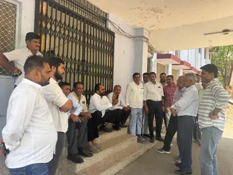 बांसवाड़ा में पीडब्ल्यूडी ठेकेदारों का गुस्सा फूटा, गेट बंद किए