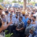 छात्र की मौत पर थाने के बाहर प्रदर्शन