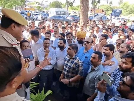 छात्र की मौत पर थाने के बाहर प्रदर्शन