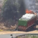 पहाड़ी से टकराया ट्रक, धू-धू कर जला