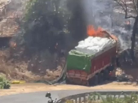पहाड़ी से टकराया ट्रक, धू-धू कर जला