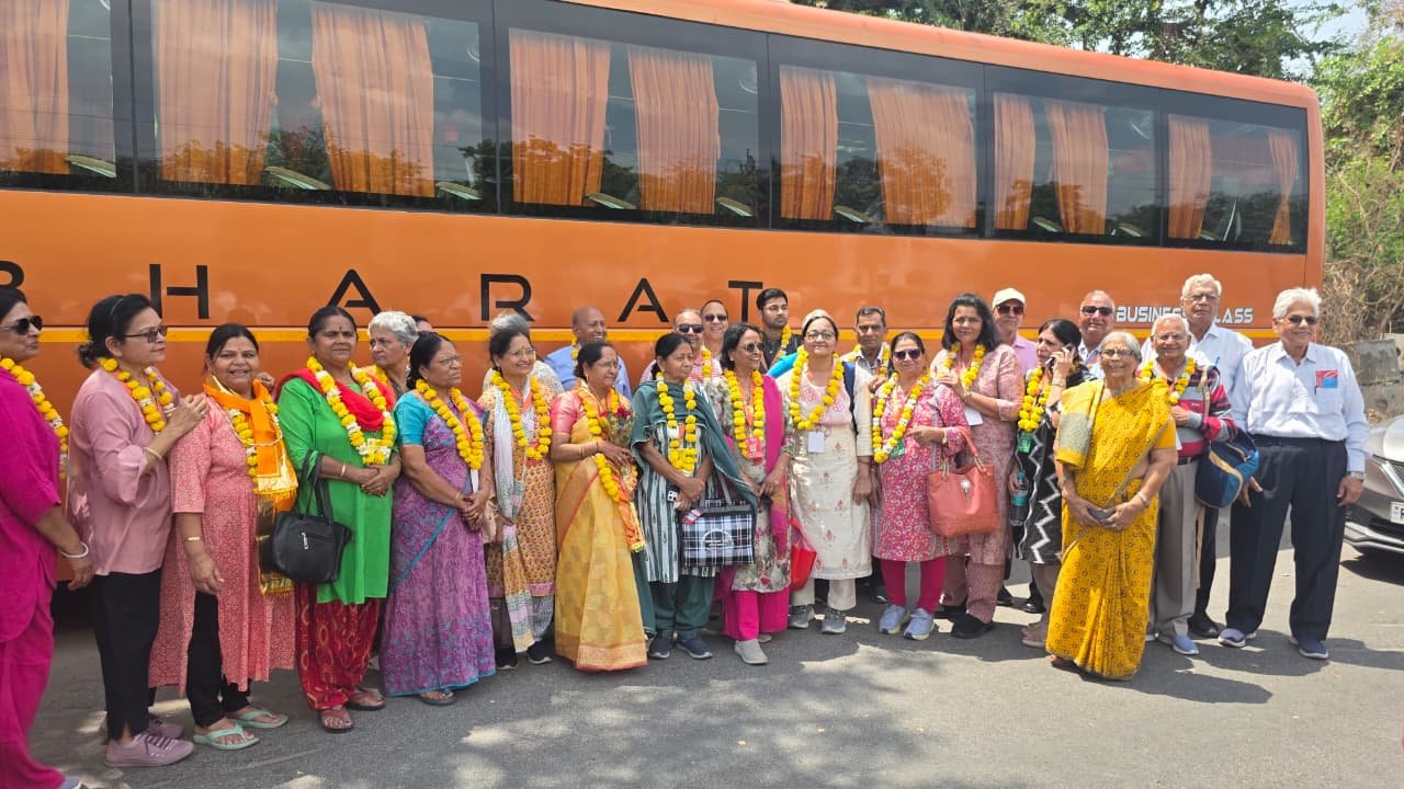 वरिष्ठ नागरिक संस्थान के 40 सदस्यों का दल यात्रा पर रवाना