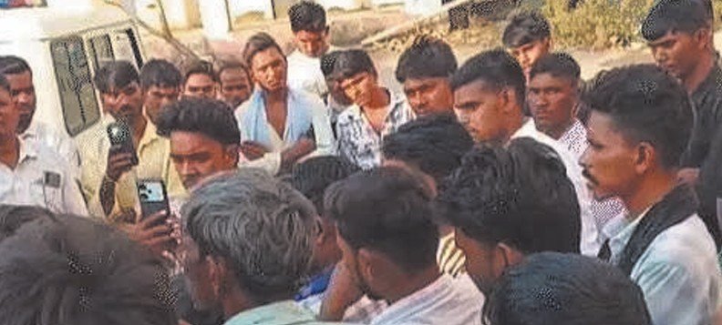 मांडवा पीएचसी में युवती की मौत पर बवाल, 5 लाख मुआवजे और केस पर बनी सहमति