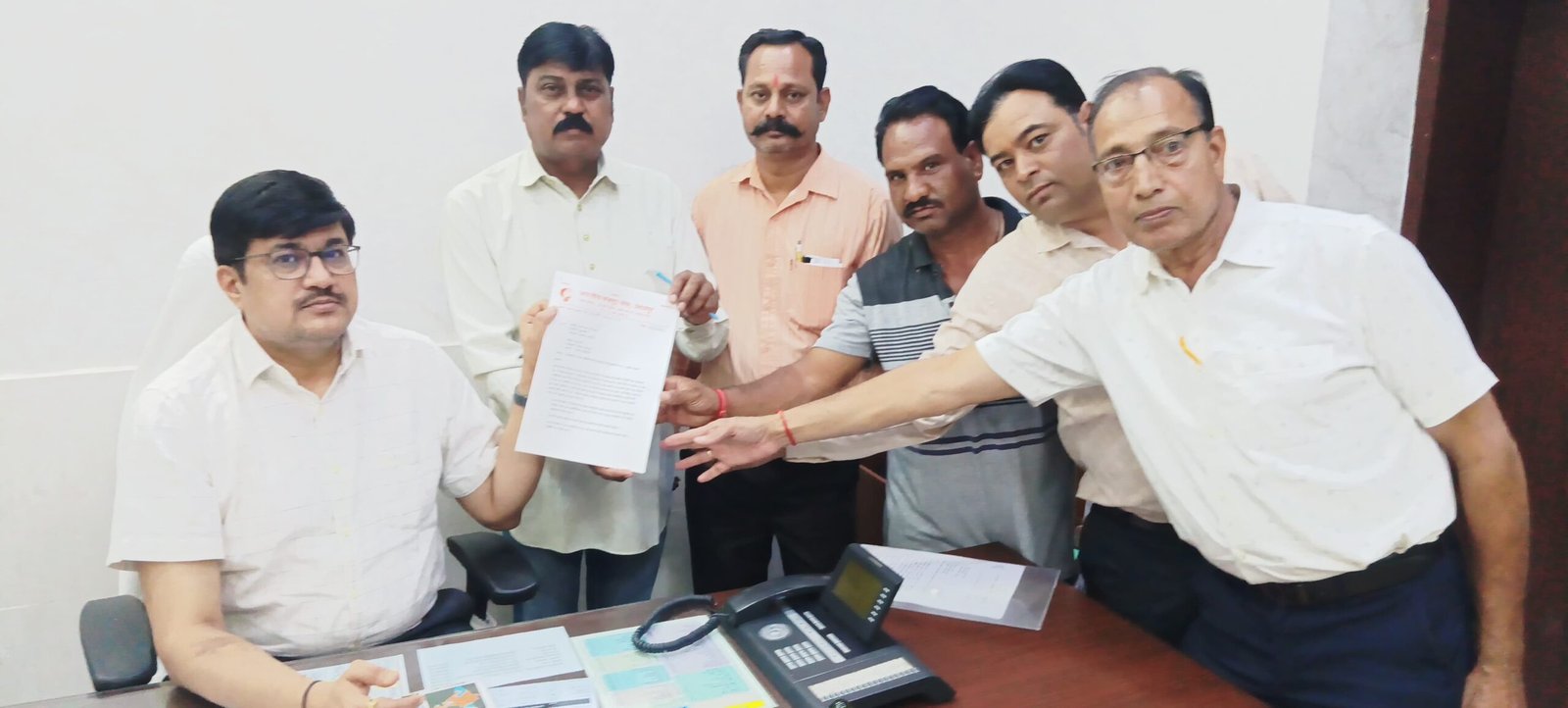 मजदूरों के शोषण व ठेका श्रमिकों की समस्याओं को लेकर सौंपा ज्ञापन