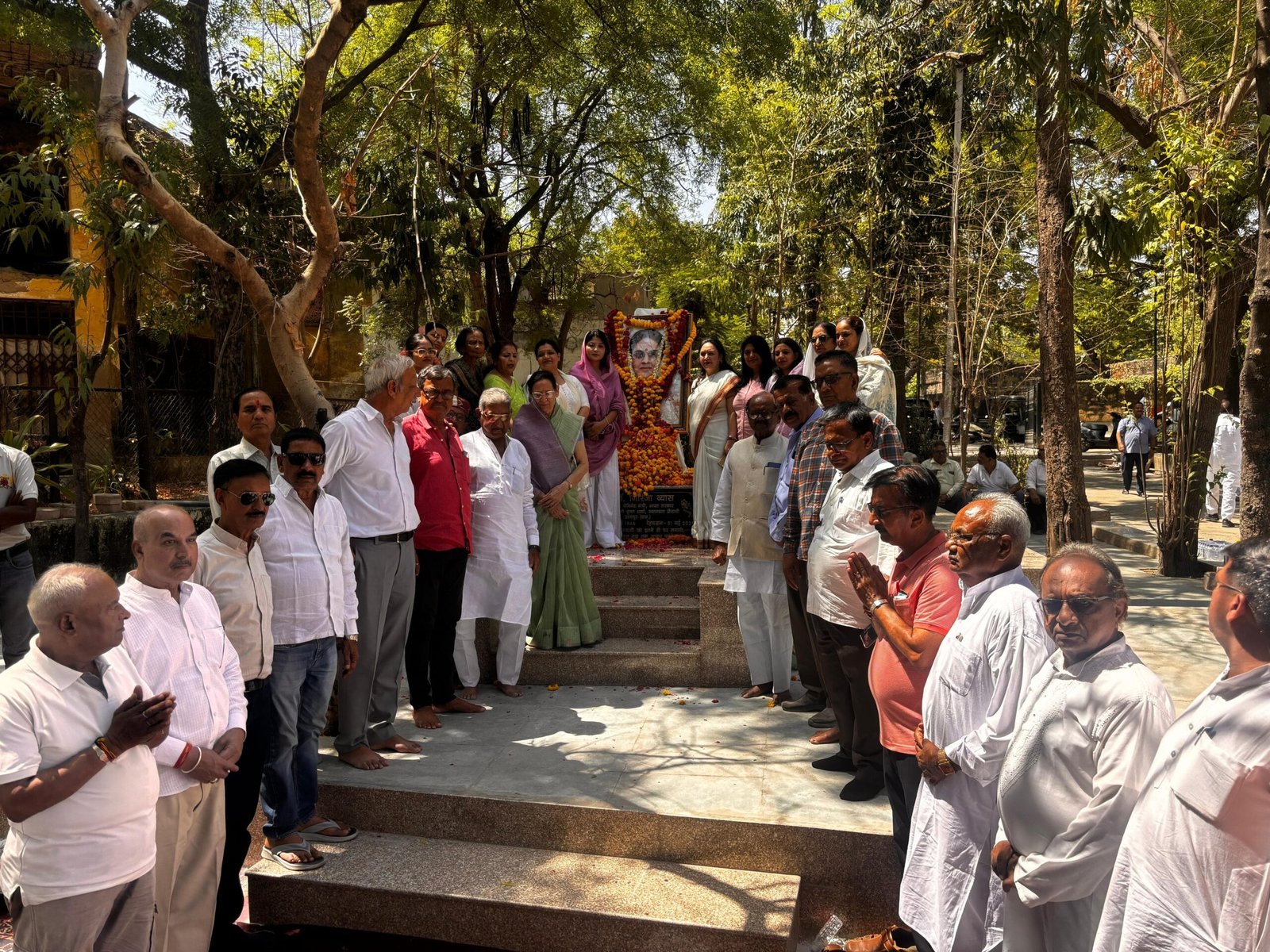 कांग्रेसजनों ने दिवंगत डॉ गिरिजा को अर्पित की श्रद्धांजलि